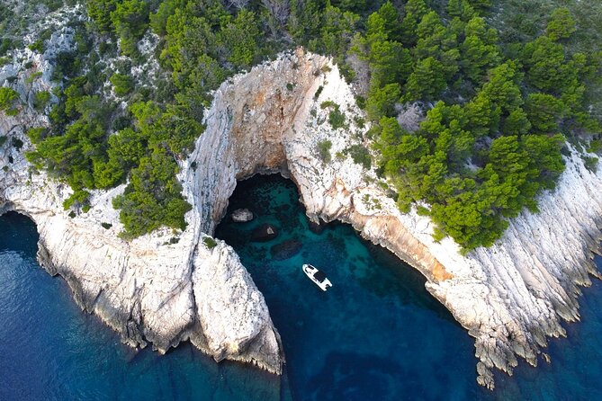 Bespoke private boat tour from Split & Trogir with a local expert - Choosing your boat: 22 ft, 24–27 ft speedboat, or 33 ft Saxdor yacht