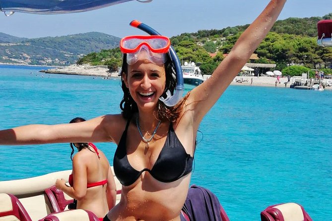 Blue cave and Hvar - 5 Islands speedboat tour from Split - Stiniva Cove: short visit, big scenery