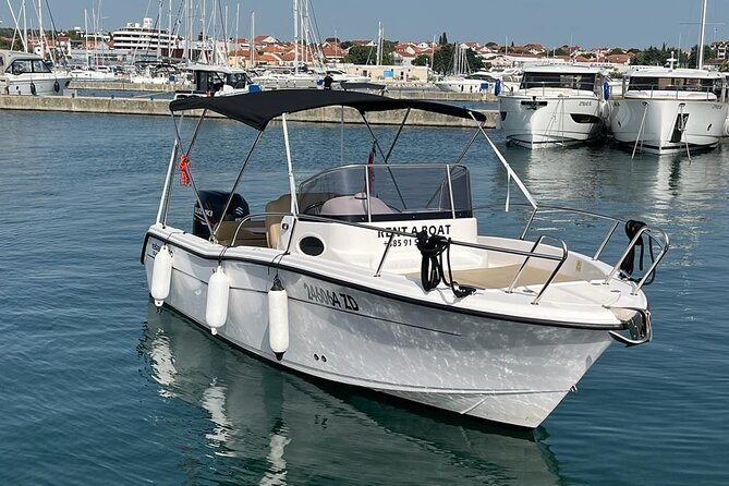 BLUE LAGON & 3 islands full day private speedboat tour - The boat: Bluetooth, shade, wind jackets, shower, and a fridge for your drinks