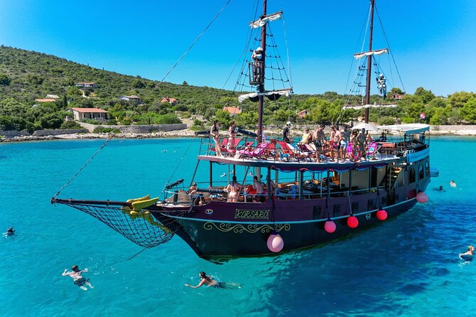 Blue Lagoon & Underwater Museum from Split with Lunch & Drinks - Fumija island: the easy swim and the jump-off moment