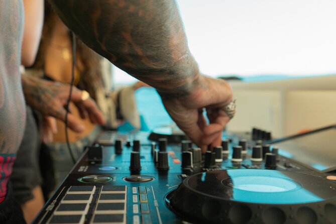 Captain’s Boat Party Split–Blue Lagoon Swim Stop + Free Shots &DJ - The WiFi-on-boat + live DJ combo: party with less friction
