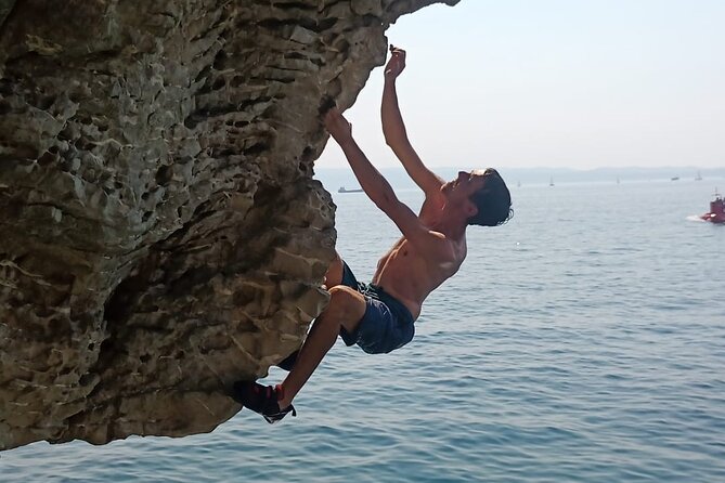 Deep Water Solo and Cliff Jumping Tour in Split - How deep water solo works: climbing over the Adriatic, starting from the sea
