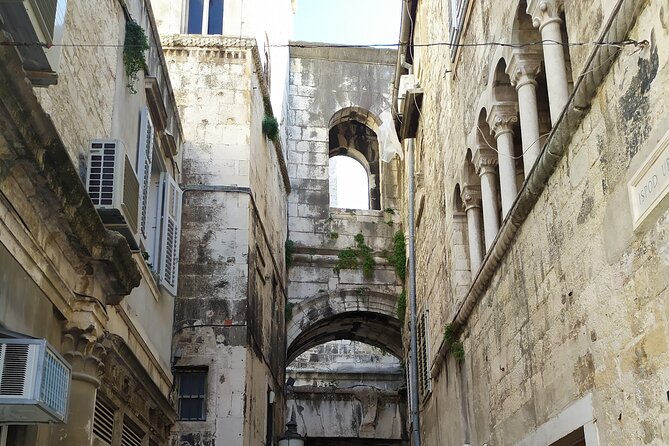 Experience Split With Local Professional Historian - Private - Gregory of Nin statue: the story behind the famous figure