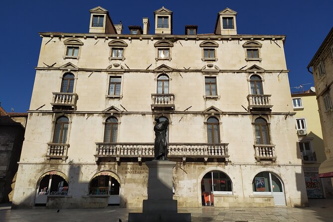 Experience Split With Local Professional Historian - Private - Peristyle: where people met, and where rules separated them