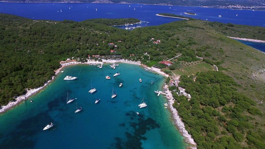 From Omis: Blue Cave & 5 Island Speedboat Tour - Stiniva Cove on Vis: A Fast Photo Stop That’s Worth Hustling