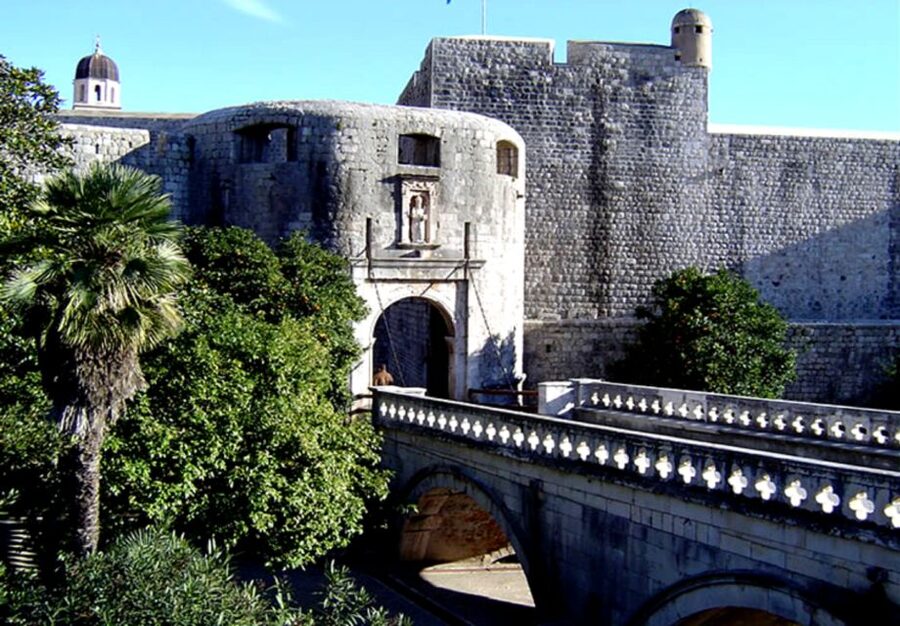 From Split/Trogir: Dubrovnik Guided Tour with a Stop in Ston - Deak Wines rest stop on the return: a quick taste with a view