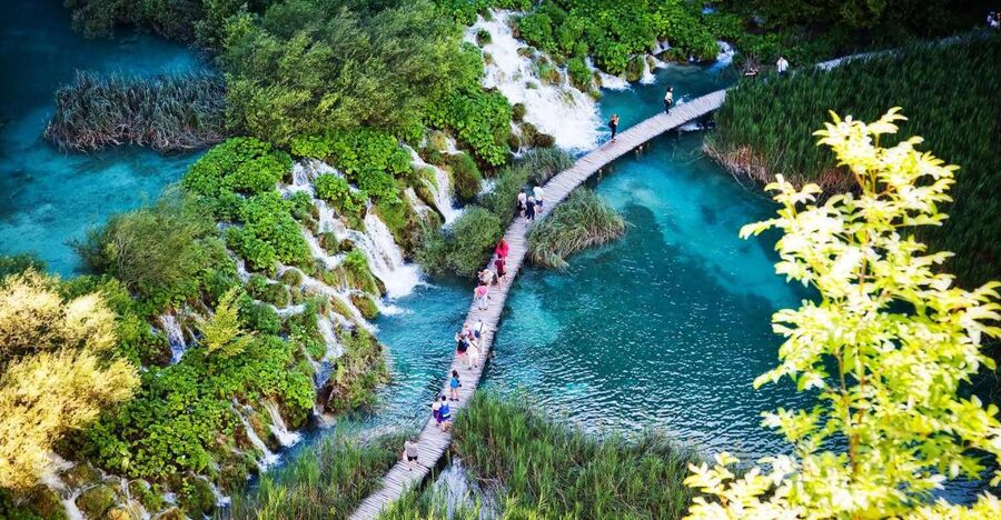 From Split/Trogir/Omiš: Plitvice Lakes Guided Group Tour - Meeting the Guide and Getting Through Park Entry