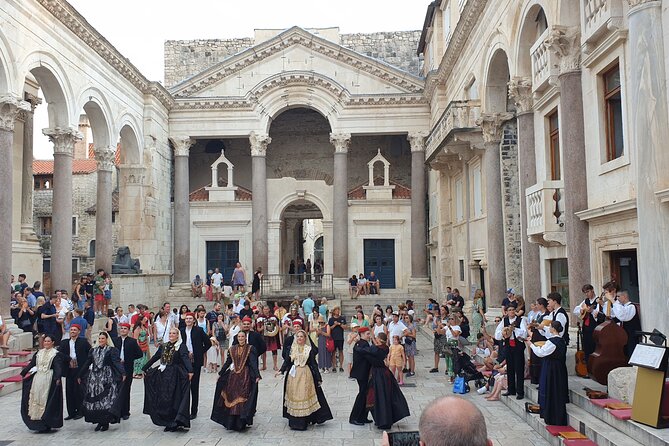 History Split Walking Tour in French -Small group - Meeting spot and how to plan your timing