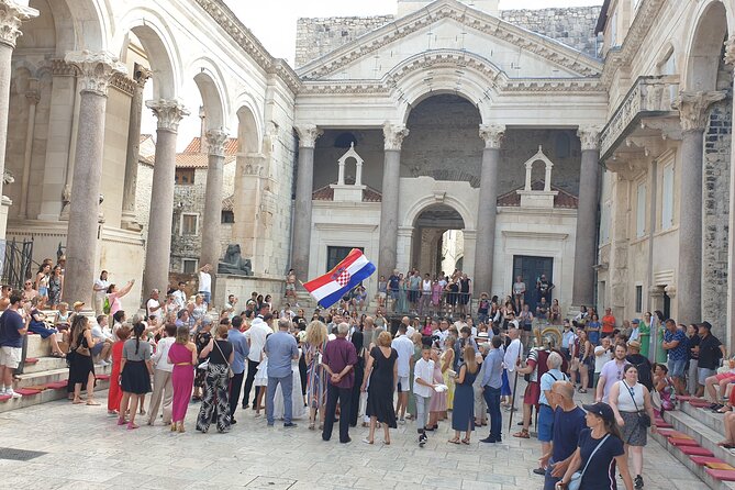 History Split Walking Tour in French -Small group - Substructures of the palace: the part most people walk past