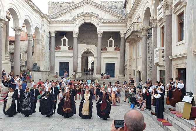 History Split Walking Tour in French -Small group - Entering Diocletian’s Palace from the Peristyle: the “main room” mindset