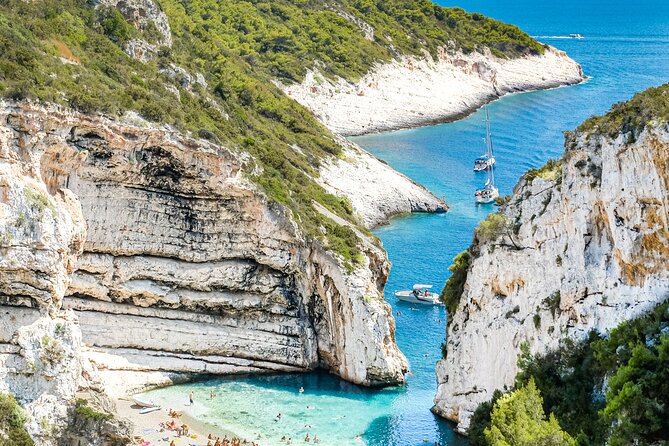 Luxury Blue Cave & Five Islands Tour from Split - Pakleni Islands and Palmižana Bay: Pine forest cruising with a busy harbor feel