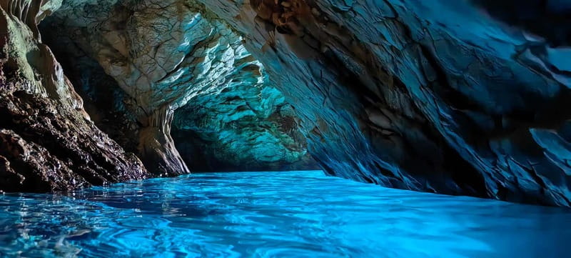 Makarska: 3-island Speedboat Cave & Blue Lagoon Tour - Speedboat comfort: shade, water, and a small-group feel