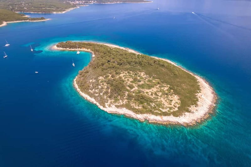 Makarska: 3-island Speedboat Cave & Blue Lagoon Tour - Pokrivenik on Hvar: where the day starts with calm water time