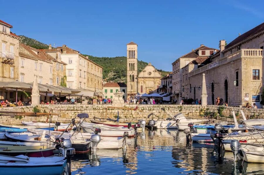 Makarska: 5-Islands Tour, Blue Cave, Vis, Hvar & Brač - Boat and Comfort Details: What You Can Expect On Board