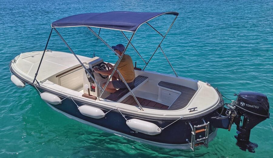 Makarska: Discover coastal area with Betina 500 - The driving experience: what it feels like to be the captain