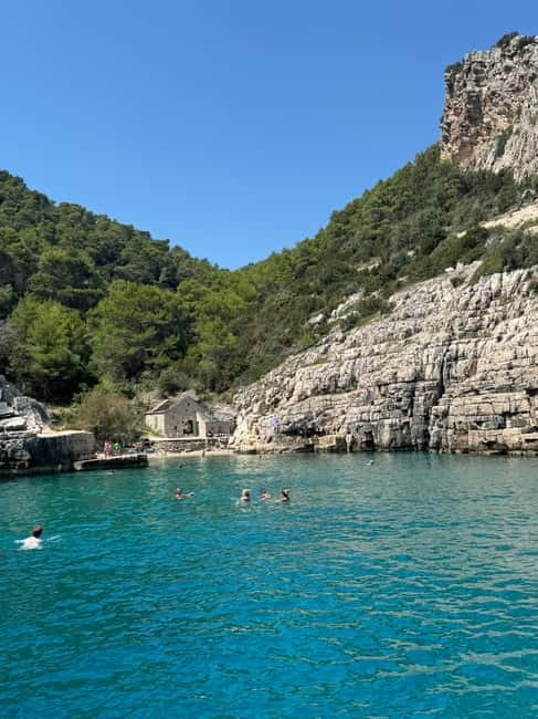 Makarska: Half-Day Boat Tour to Hvar Island - Mala Stiniva Beach: Cliff Jumping and a Breather Between Towns