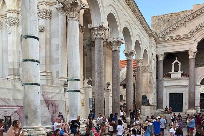 Private History Split Walking Tour in Italian - Small group - Riva Harbor stop: a bronze model that makes the palace real