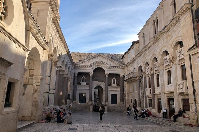 Private History Split Walking Tour in Spanish - Starting at the Peristyle: get oriented, then everything clicks