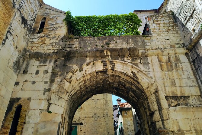 Private History tour - small group - Golden Gate: The Roman Entry That Sets the Tone