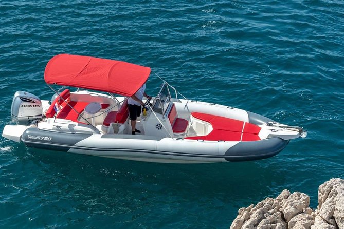 Private speedboat tour to Blue cave, Vis and Hvar - Stiniva Bay: the narrow-cove swim with white pebbles
