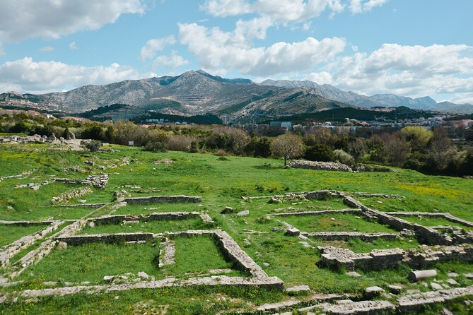 Salona & Amphitheater - Private guided tour - Admission incl. - Porta Caesarea and the forum area: Roman spectacle in smaller pieces