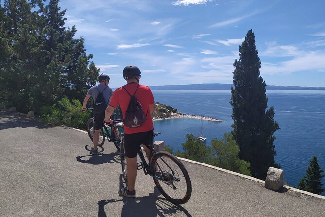 Split Bike and Wine Experience - Getting Set Up: Bikes, Helmets, Guide, and the Pace You Can Expect