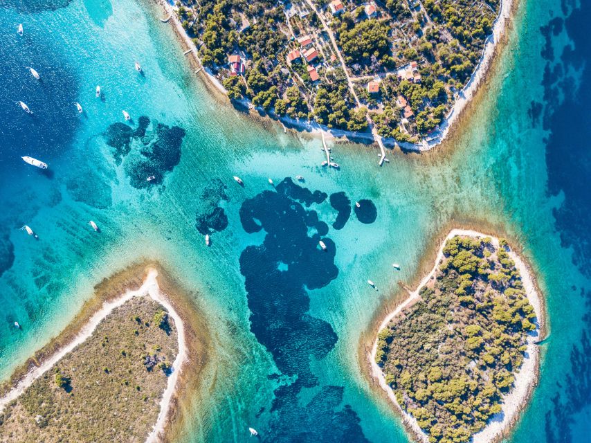 Split: Blue Lagoon&Šolta boat tour with Food&Drinks (2026) - Getting on board in Split or Stobreč: the morning matters more than you think