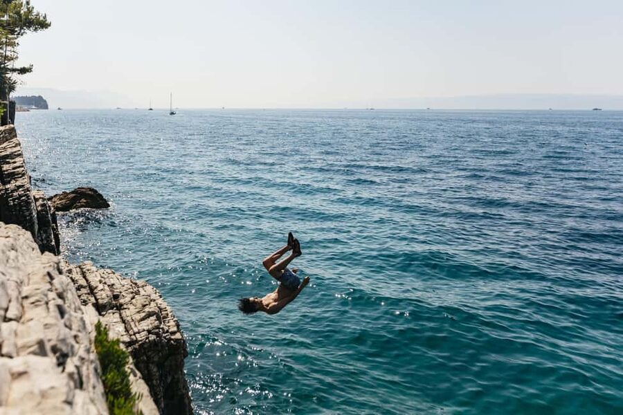 Split: Cliff Jumping & Deep Water Solo Tour - What the tour feels like on the rock: warm-ups, route choices, and jump-backs