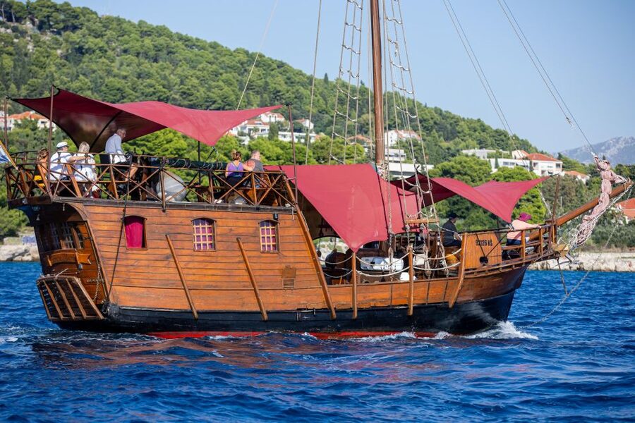 Split: Cruise on Unique Columbo's Pirate Ship "Santa Maria" - Boarding at Obala Lazareta 1: how the cruise starts and how to choose your spot