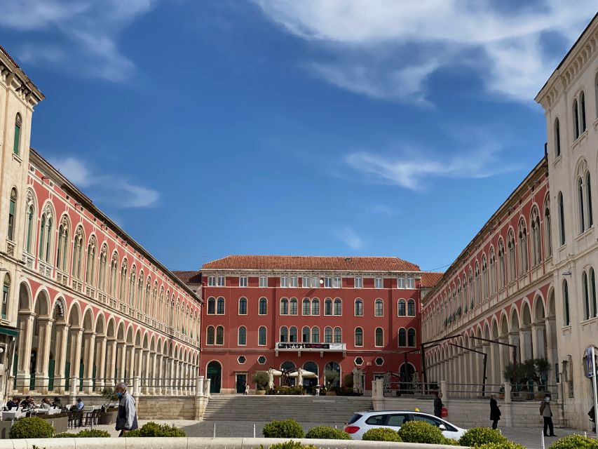 Split: Palace & Old Town Private Walking Tour-Entrance incl. - From the bronze model on the Riva to the palace gates