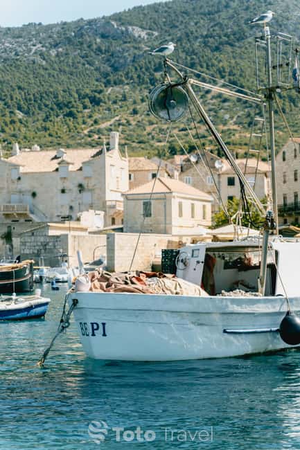 Split/Podstrana: Blue Cave, Hvar & 6 Islands Speedboat Trip - Stiniva Cove and the limestone photo stop: cliff swims and quick viewpoints