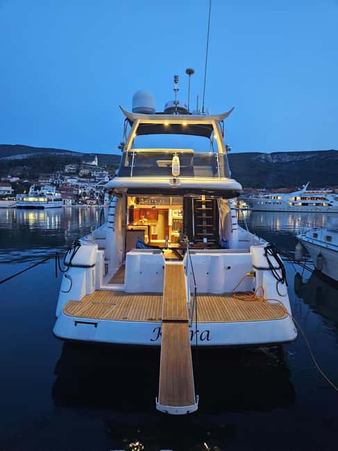 Split: Private Yacht Day Trip to Adriatic Islands - Šolta Island and Maslinica views: lunch time with village atmosphere