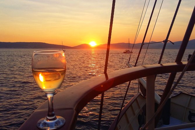 Split Sunset Cruise With Live Music - Open bar value: what you get (and what you don’t)