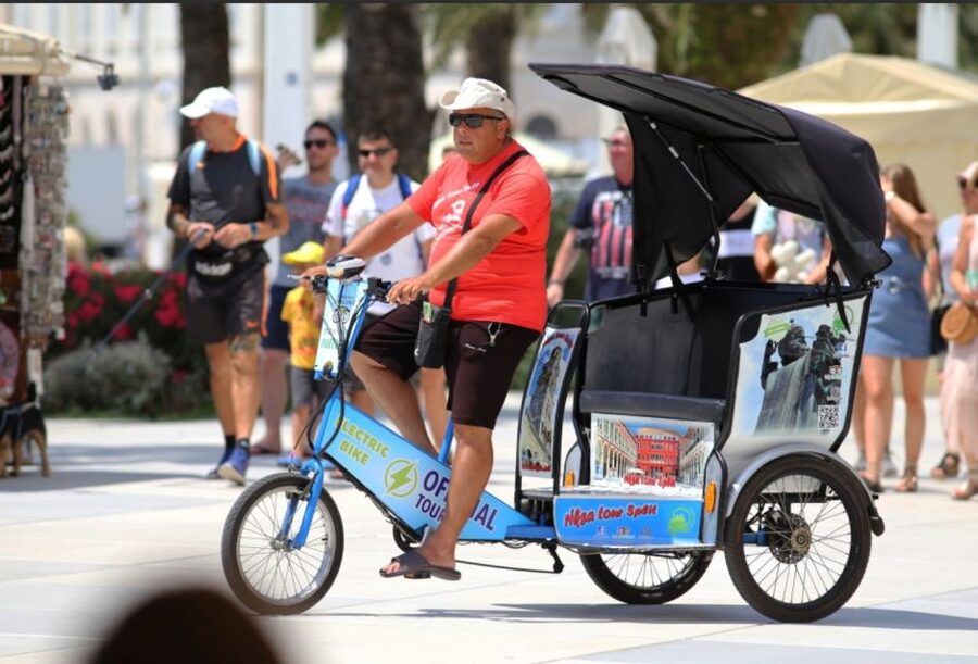 Split Tour in Private Electric Rickshaw - Gregory of Nin statue plus three gate photo moments