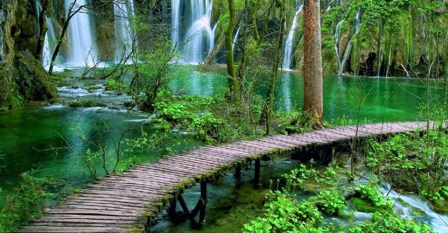Split/Trogir to Zagreb: Private Transfer with Plitvice Lakes - Plitvice Lakes National Park: wooden paths, 16 lakes, 90+ waterfalls