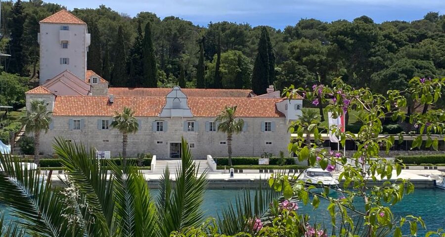 Trogir: White Lagoon, Maslinica & Blue Lagoon Speedboat Tour - Drvenik Mali and the White Lagoon: the sandy-hour you came for