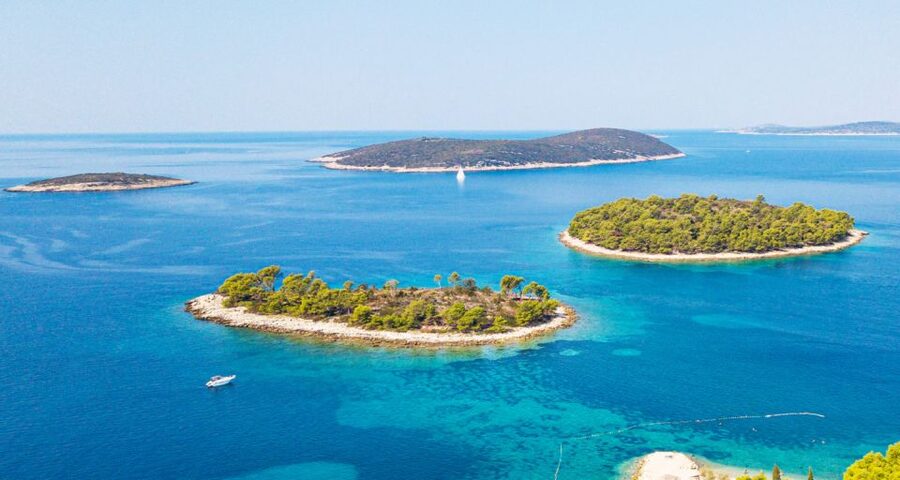 Trogir: White Lagoon, Maslinica & Blue Lagoon Speedboat Tour - Drvenik Veli: a calmer break with a village walk