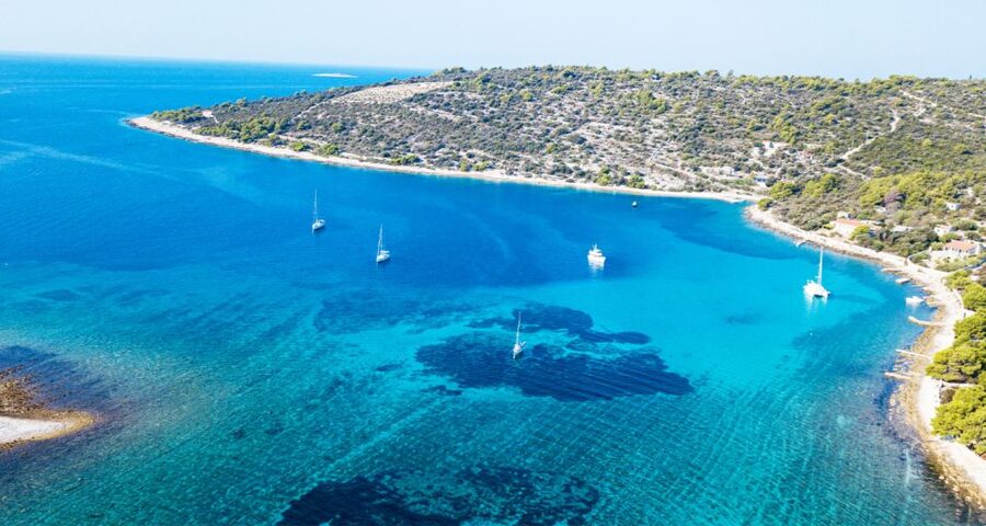 Trogir: White Lagoon, Maslinica & Blue Lagoon Speedboat Tour - Maslinica on Šolta: fishing-village streets and lunch time