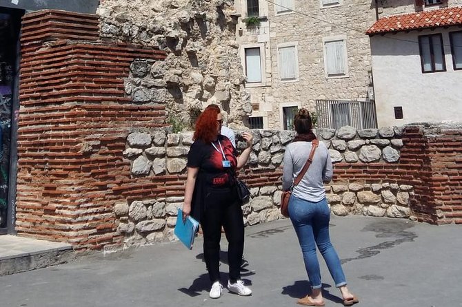 Walk through Split with an archeologist - Stop 2: Vestibulum and the route toward the Emperors quarters
