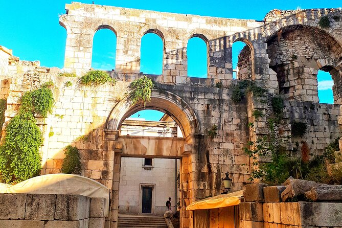 Wonderful Split - Diocletian's Palace Private Walking Tour - Stop 5: Narodni trg, Where Styles Pile Up